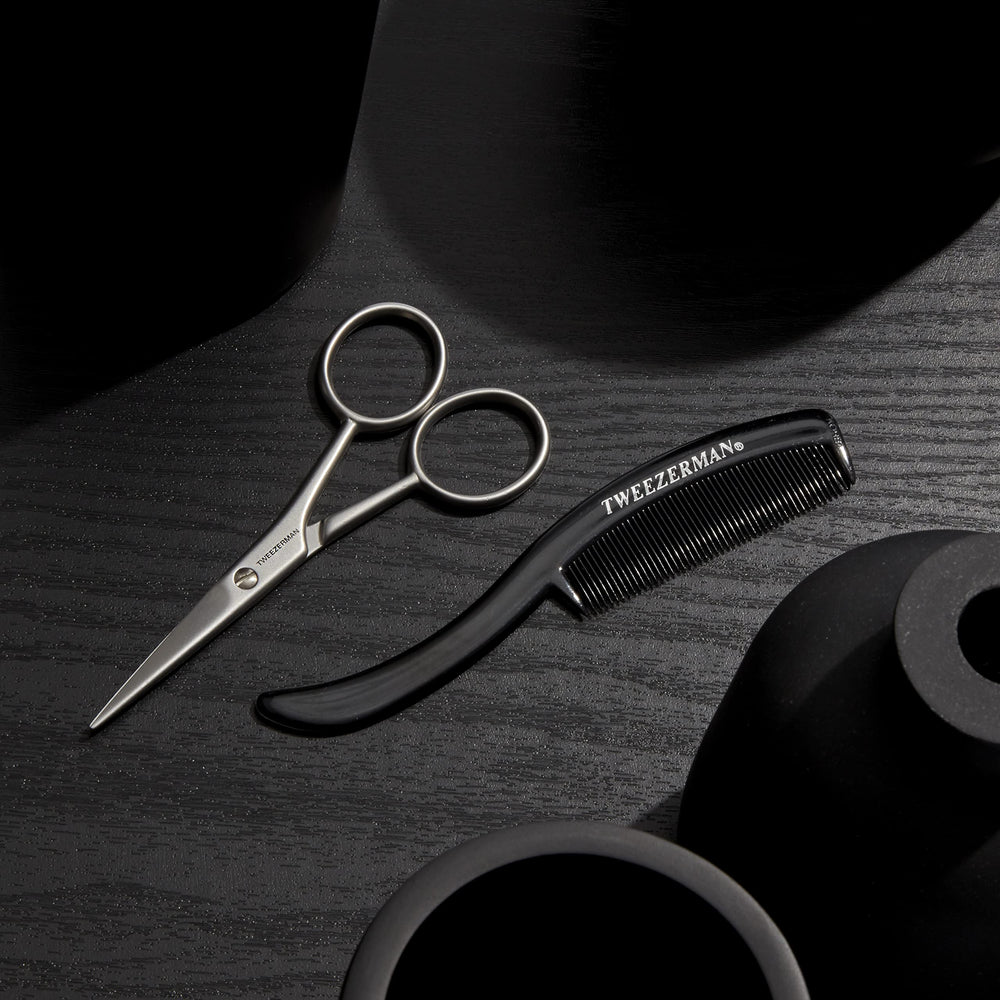 Tweezerman G.E.A.R. Peigne moustache – entretien rapide après la coupe.
