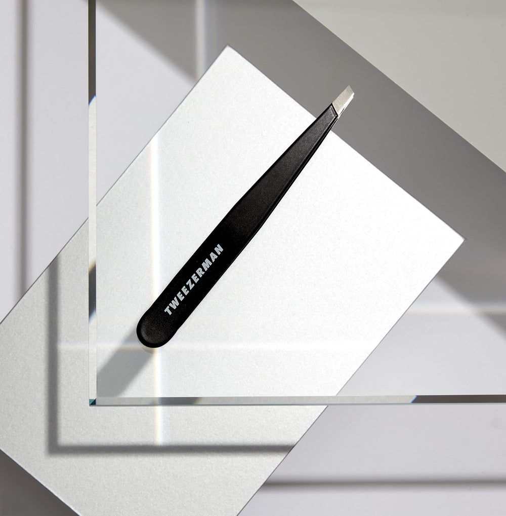 Tweezerman G.E.A.R. Slant Tweezers Midnight, idéal pour l’entretien des sourcils