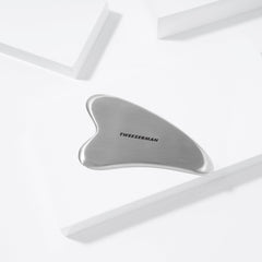 Relaxation musculaire du visage avec le Gua Sha Tweezerman en acier inoxydable.
