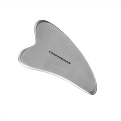 Tweezerman Gua Sha en acier inoxydable pour un massage visage apaisant et contours bien définis.