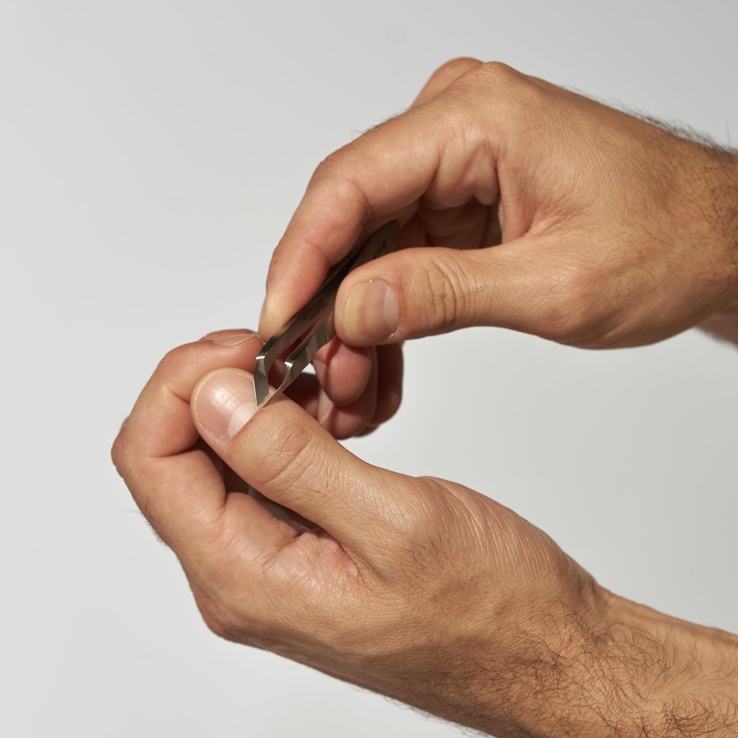 Tweezerman Mini Pince-Cuticules Squeeze argent, lames inclinees pour un usage precis.