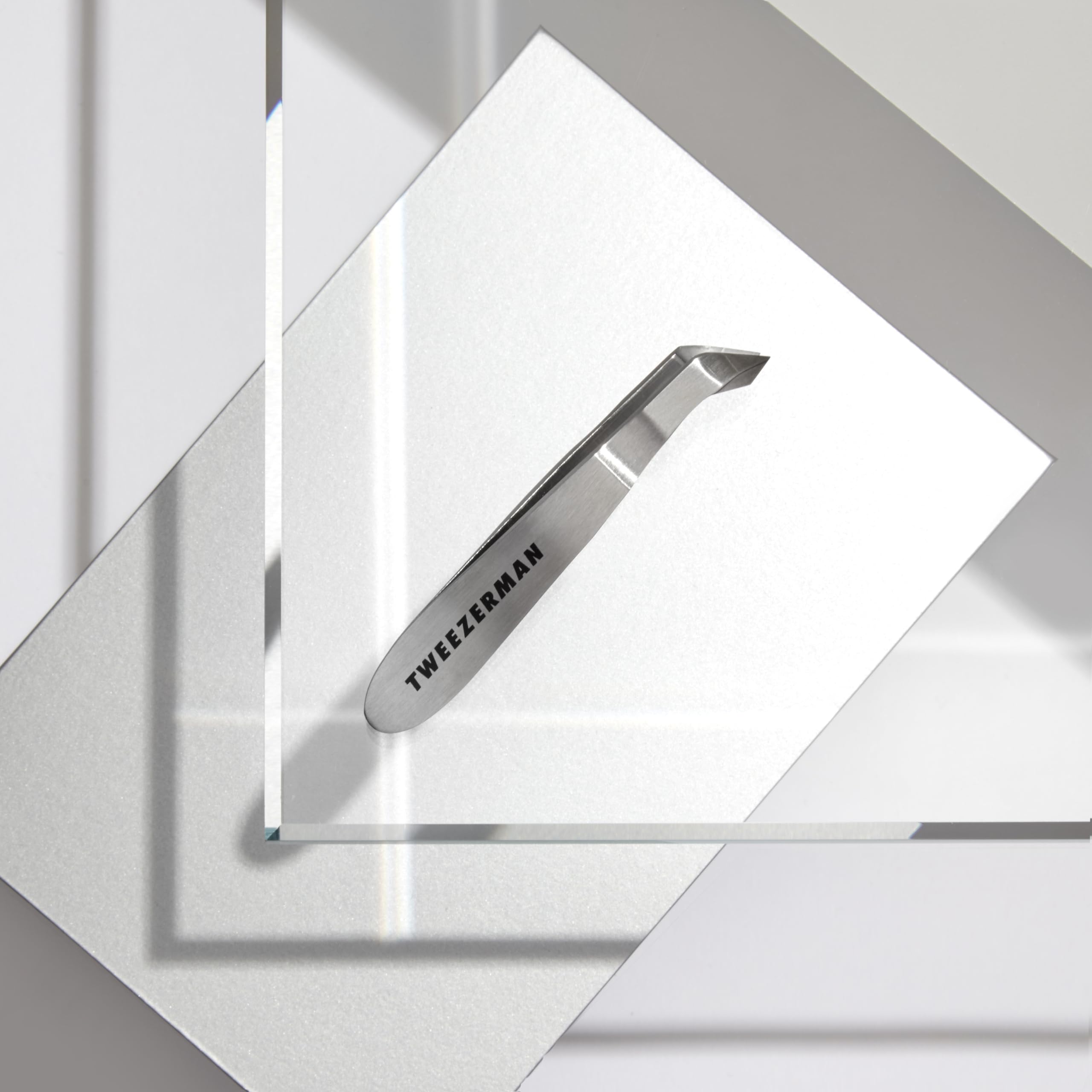 Tweezerman Mini Pince-Cuticules Squeeze argent, nettoyé facilement après usage.
