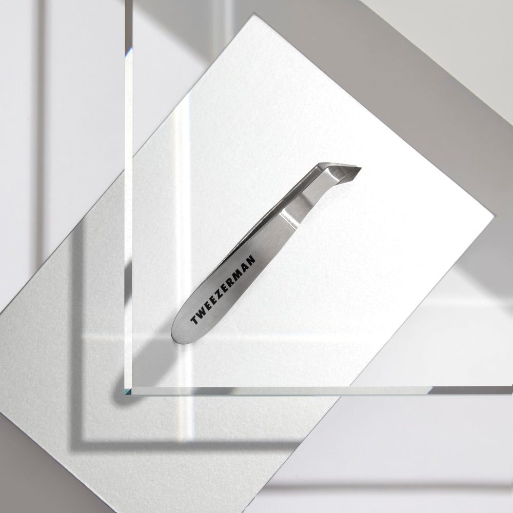 Tweezerman Mini Pince-Cuticules Squeeze argent, nettoyé facilement après usage.