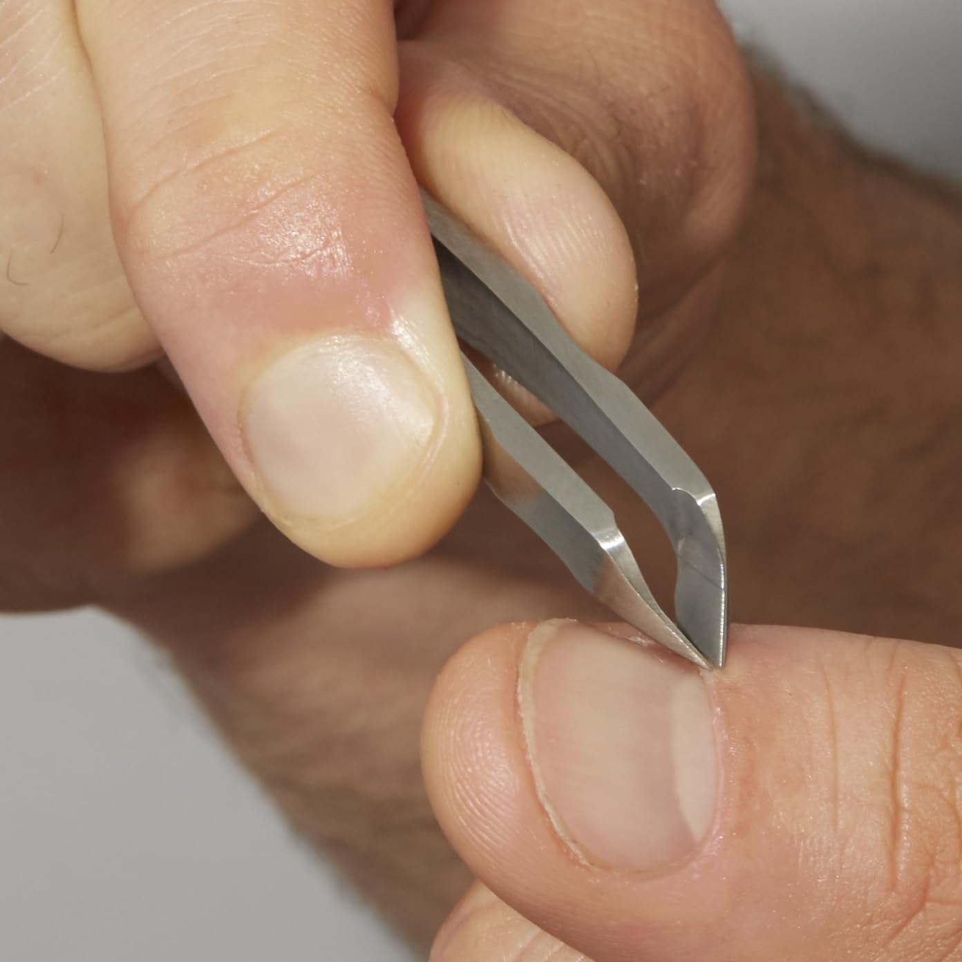 Tweezerman Mini Pince-Cuticules Squeeze argent, pratique pour pedicure quotidienne.