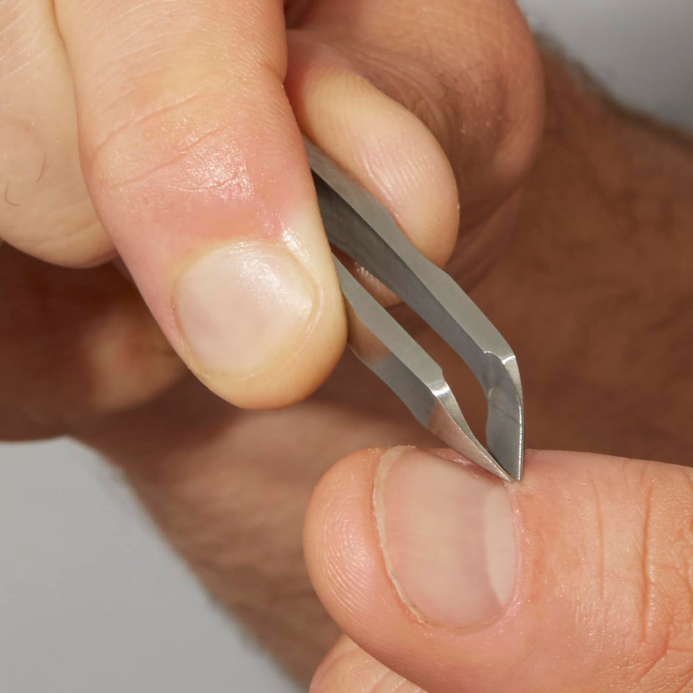 Tweezerman Mini Pince-Cuticules Squeeze argent, pratique pour pedicure quotidienne.
