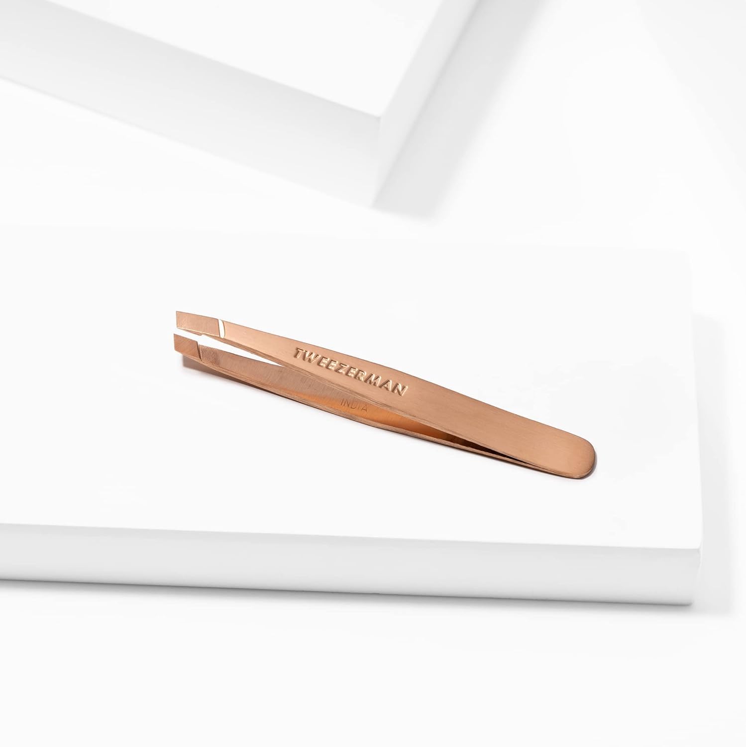Tweezerman mini-pince-sourcils en format voyage, pratique et discret.