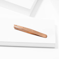 Tweezerman mini-pince-sourcils en format voyage, pratique et discret.