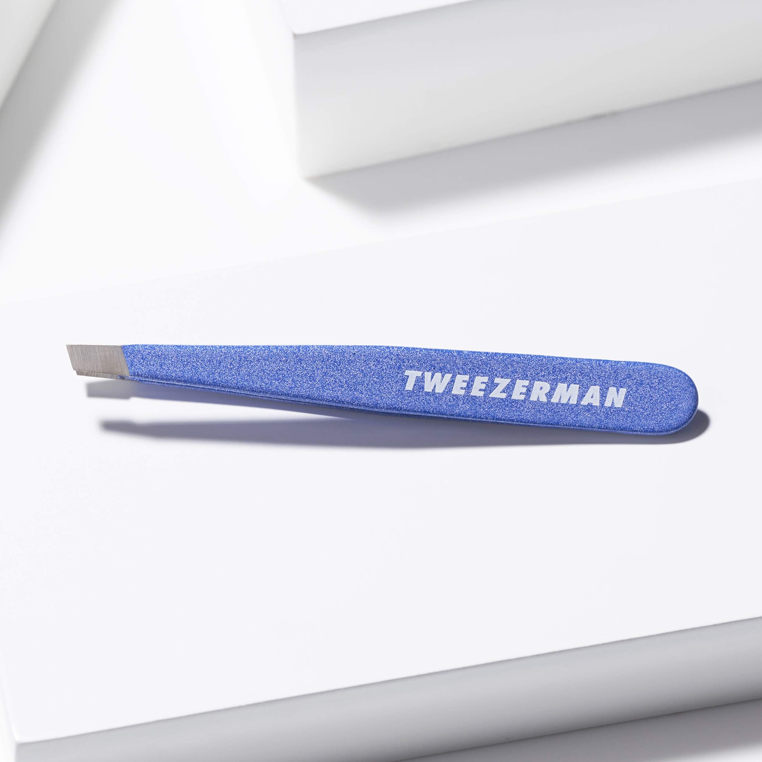 Tweezerman Mini Slant – pointe inclinée à 25 degrés pour une prise efficace.