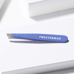 Tweezerman Mini Slant – pointe inclinée à 25 degrés pour une prise efficace.