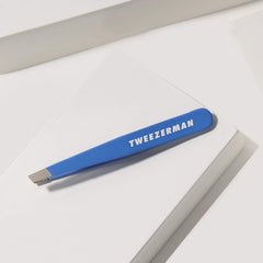 Tweezerman Mini Slant, design compact et précis pour retouches rapides