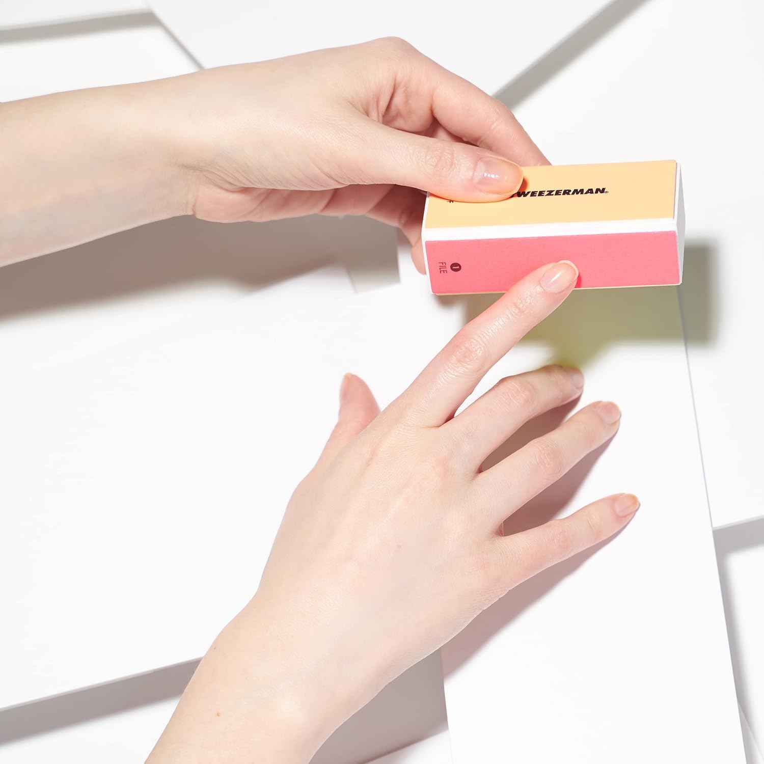 Tweezerman Neon 4-en-1 bloc pour ongles, brillance rapide et durable.
