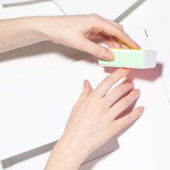 Tweezerman Neon 4-en-1 bloc pour ongles, lisser pour une surface satinée.