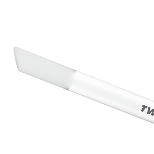 Extrémité pointue Tweezerman nettoyant les contours des ongles avec précision.