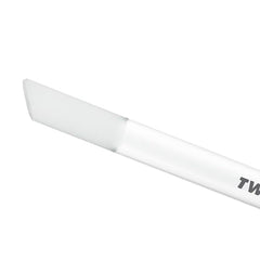 Extrémité pointue Tweezerman nettoyant les contours des ongles avec précision.
