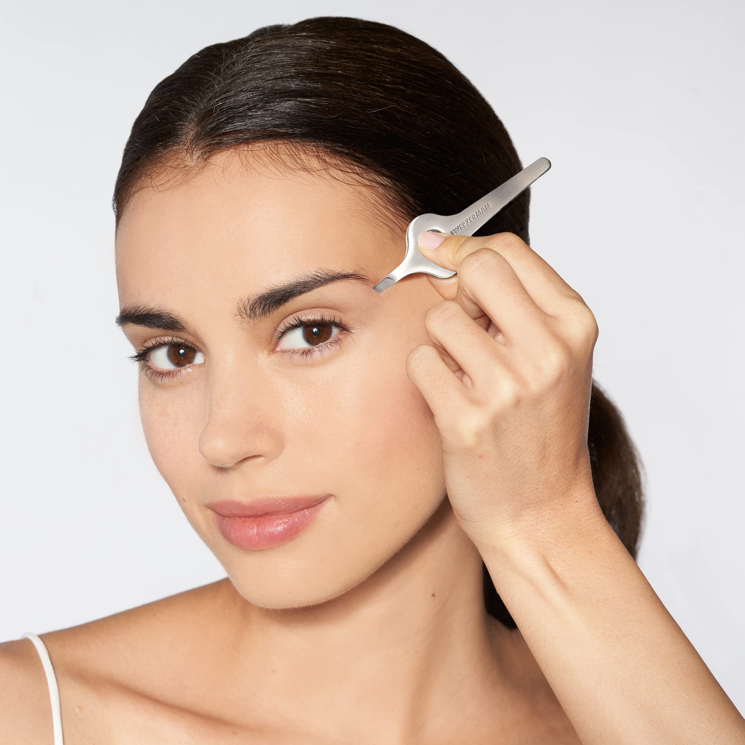Embouts inclinés Tweezerman guident les sourcils avec précision.