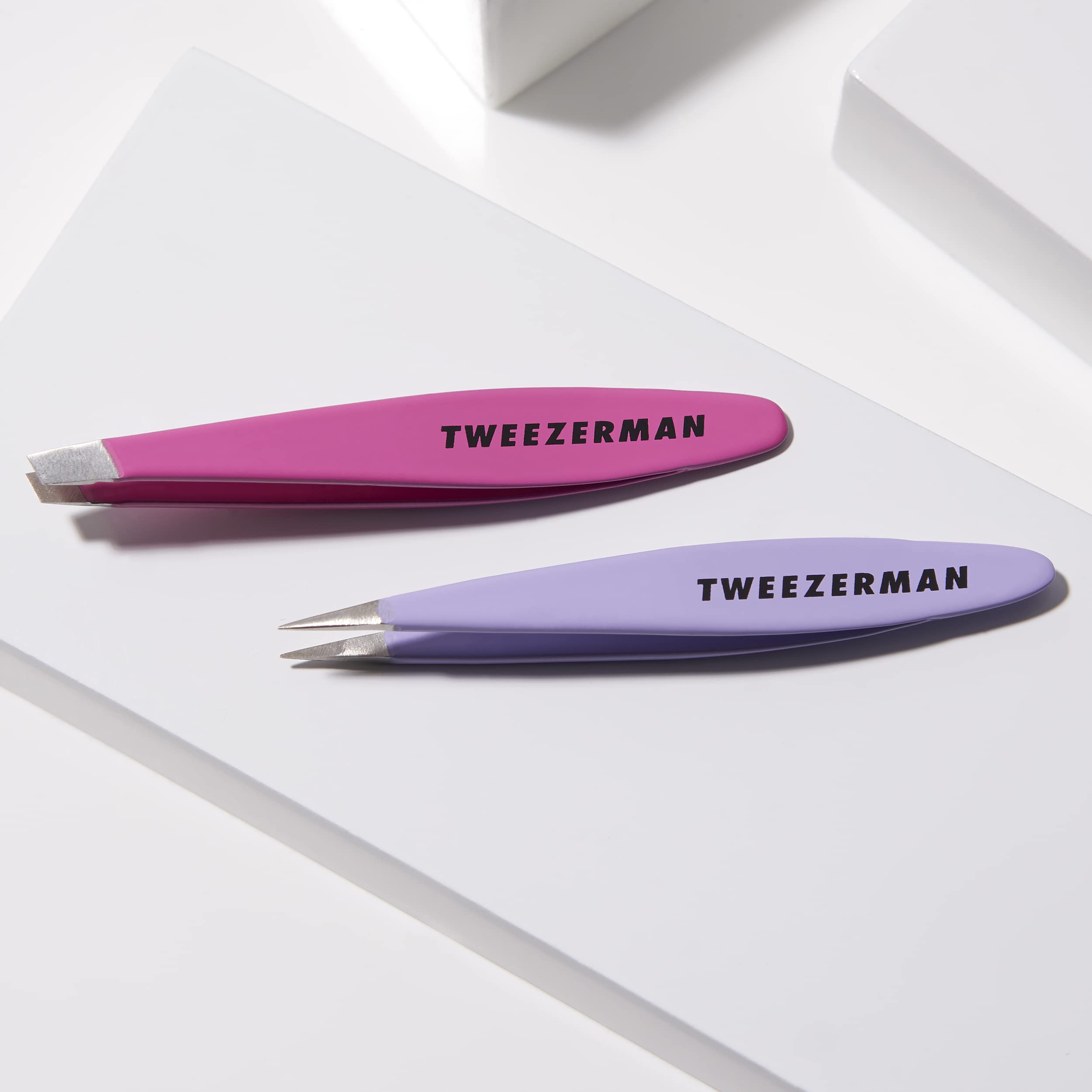 Pince Tweezerman pour sourcils avec précision et maniement précis.