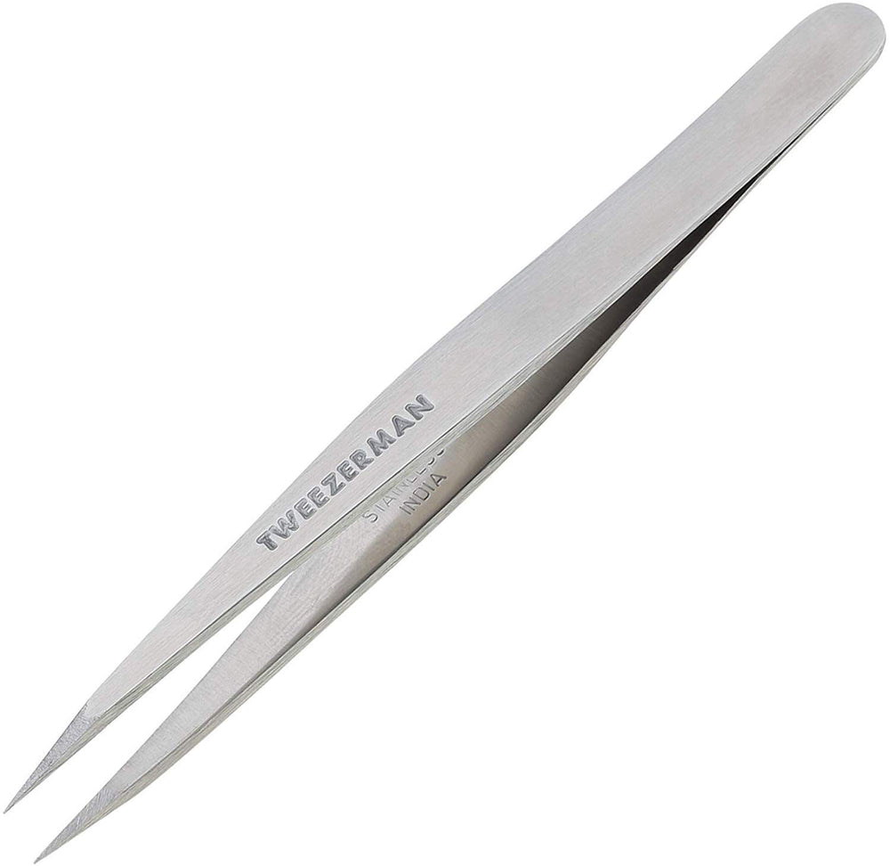 Détails des pointes façonnées à la main par Tweezerman pour une épilation précise.