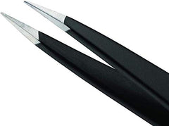 Nettoyage des pointes Tweezerman après utilisation avec chiffon alcoolisé pour l'hygiène.