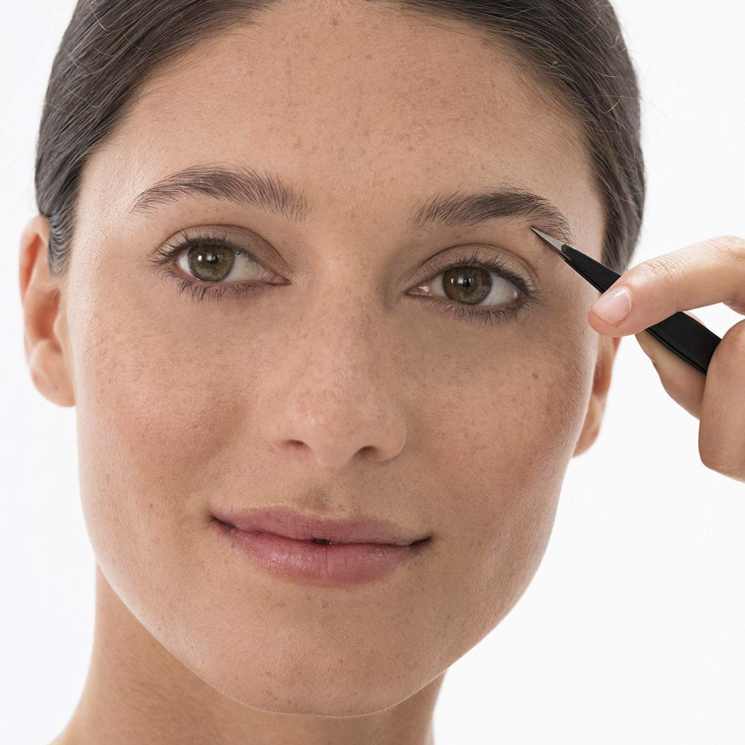 Utilisation des pinces Tweezerman pour sourcils et poils rebelles avec contrôle.