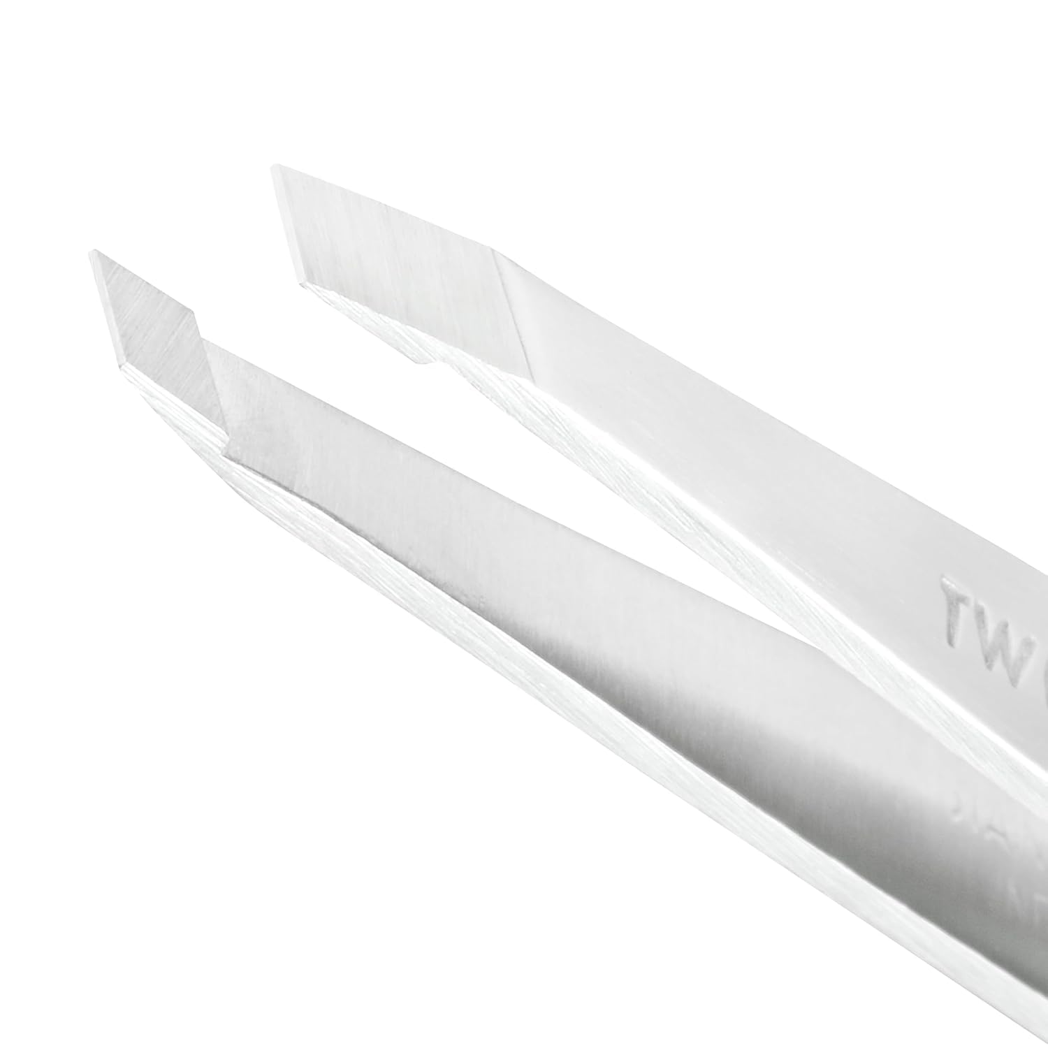 Pointes alignees Tweezerman, saisissent chaque poil a la racine.