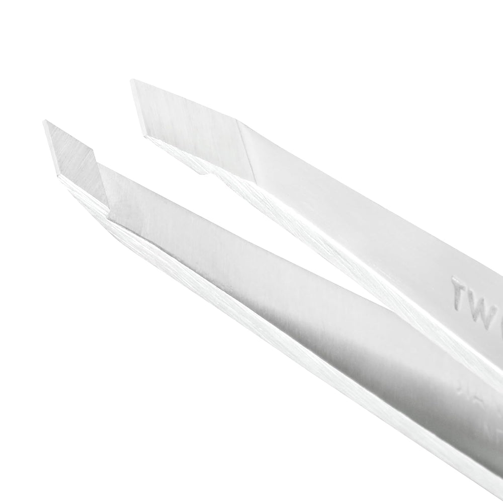 Pointes alignees Tweezerman, saisissent chaque poil a la racine.