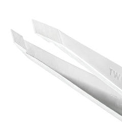 Pointes alignees Tweezerman, saisissent chaque poil a la racine.