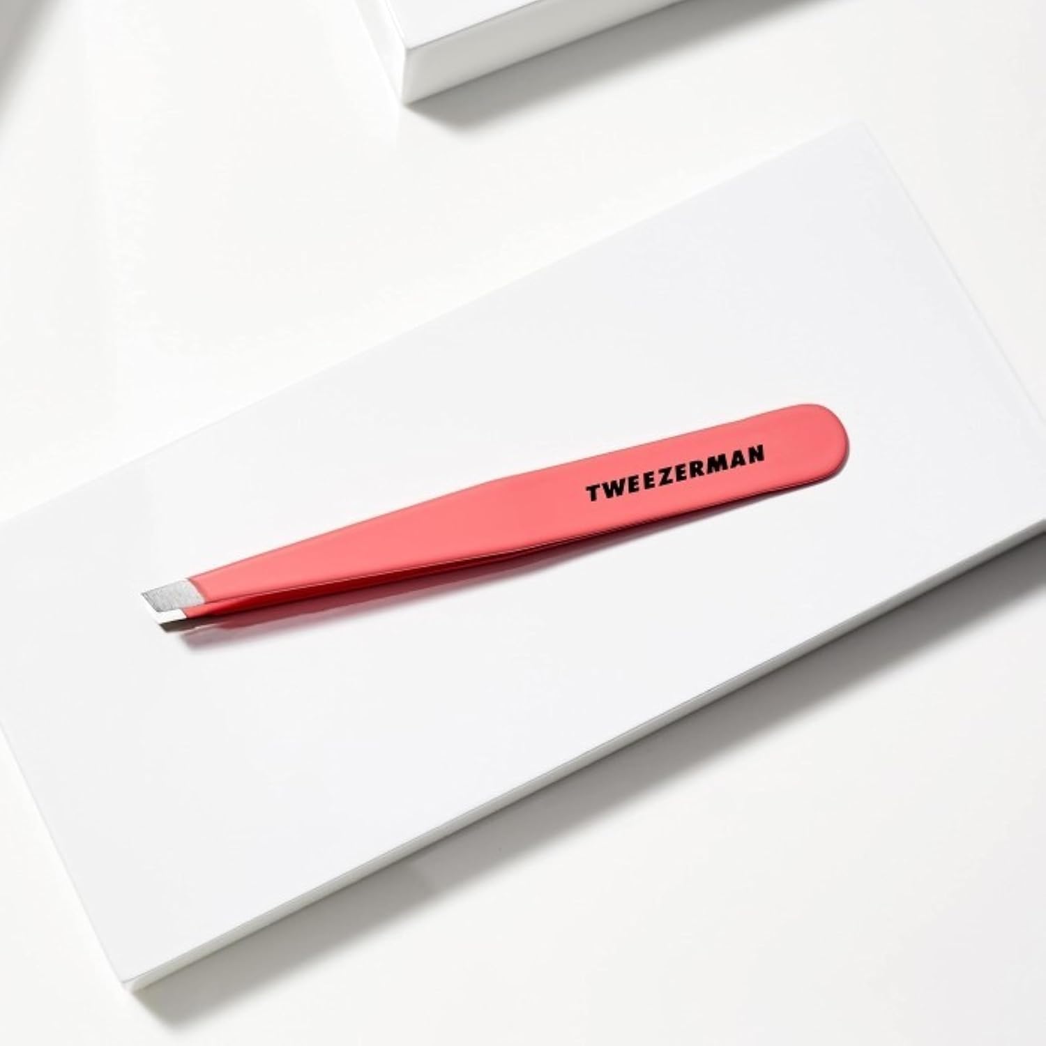 Tweezerman-preparer-sourcils-serviette-chaude aide a reduire douleur et prepare les poils