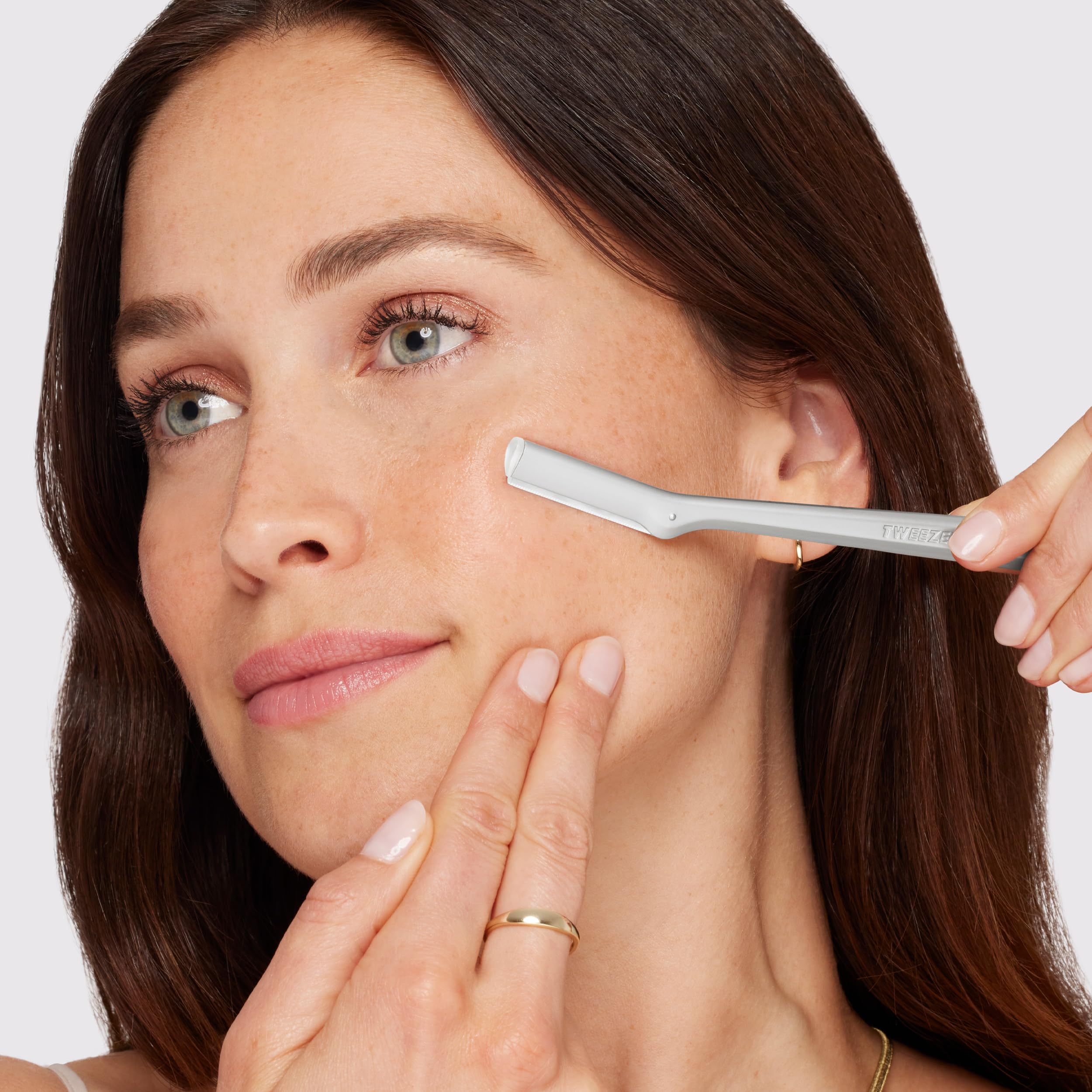 Tweezerman rasoir visage inox, exfoliation légère révélant une peau plus douce.