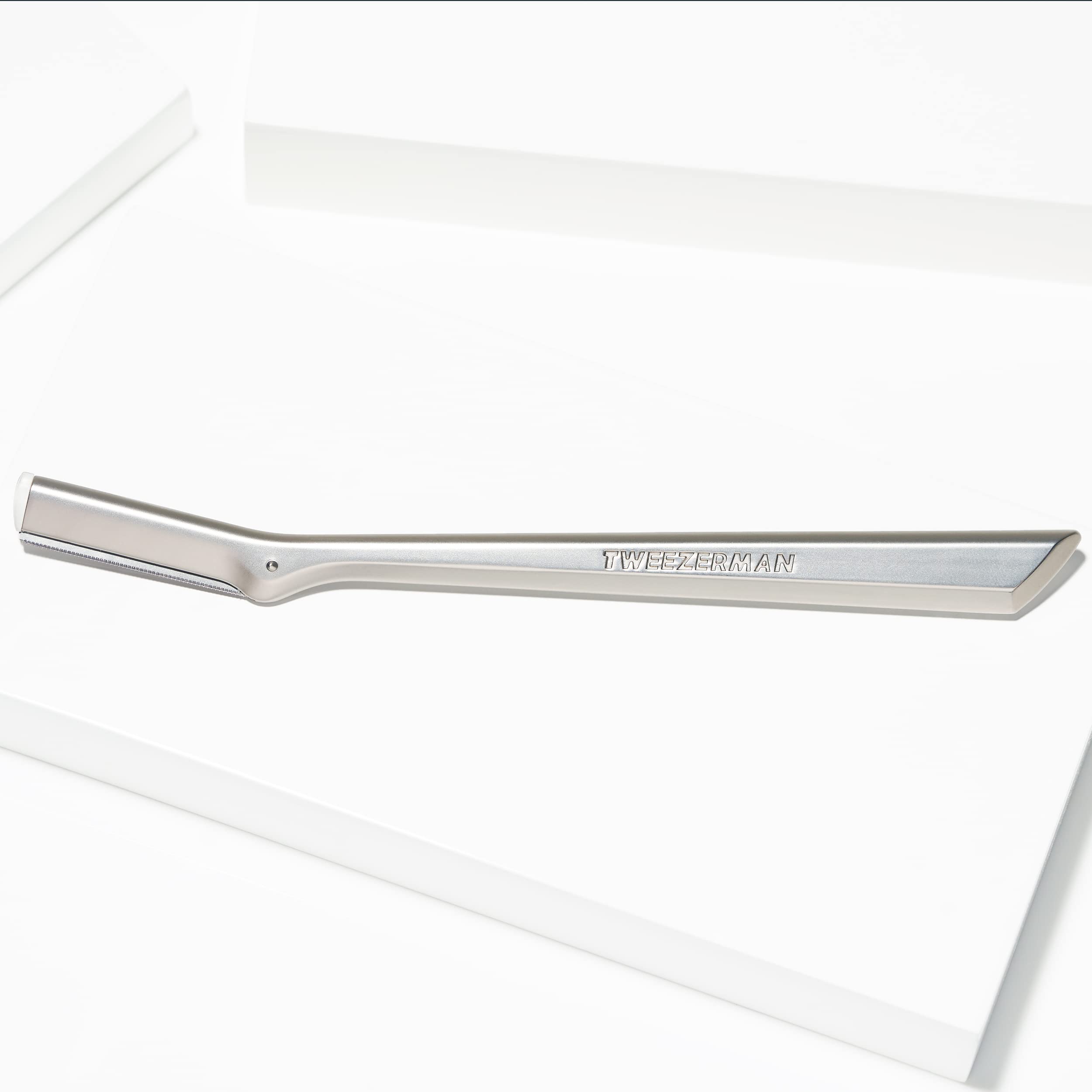 Tweezerman rasoir visage inox, nettoyage rapide à l’alcool pour une hygiène fiable.