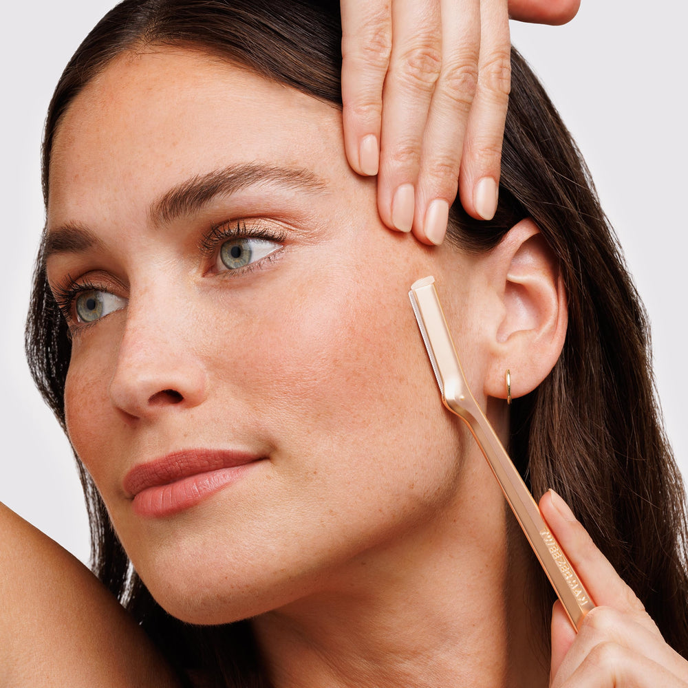Exfoliation légère avec Tweezerman, peau plus lisse au toucher.