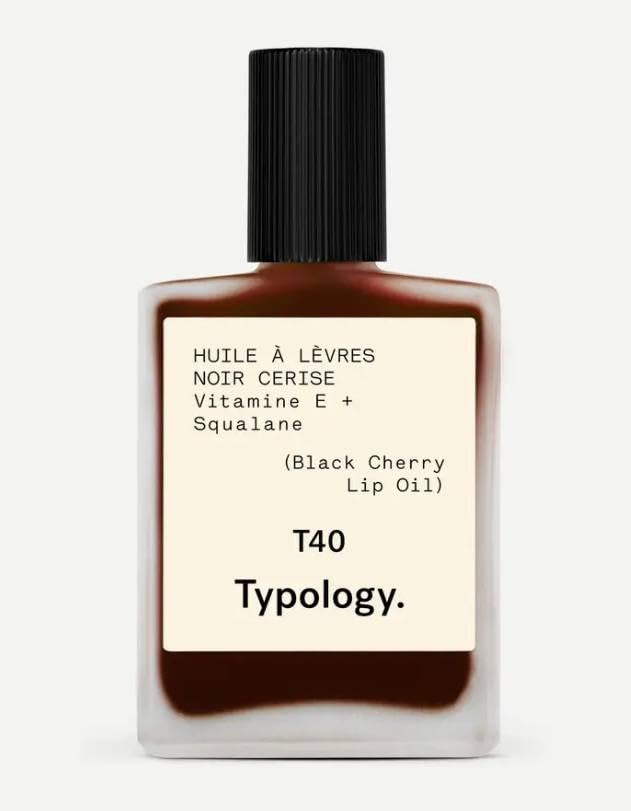 Typology huile teintante lèvres cerise noire sur flacon, gloss nourrissant et couleur subtile.