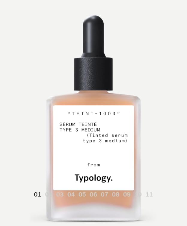 Typology Sérum Teinté : application sur le visage pour un fini naturel et lumineux.