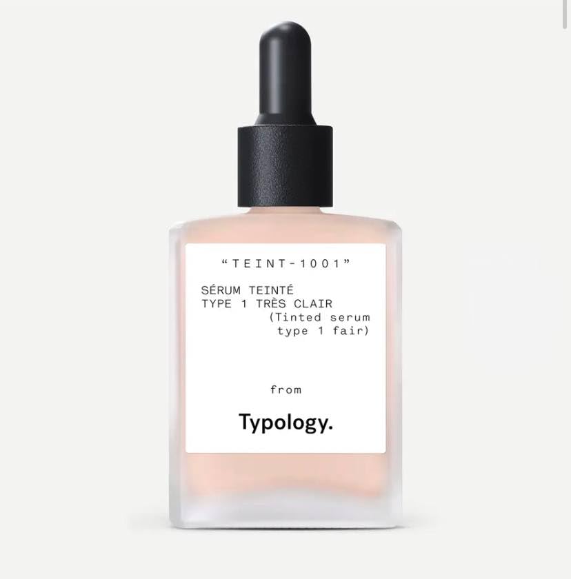 Typology Sérum Teinté – bouteille montrant la teinte lumineuse et l'hydratation.