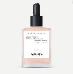 Typology Sérum Teinté – bouteille montrant la teinte lumineuse et l'hydratation.