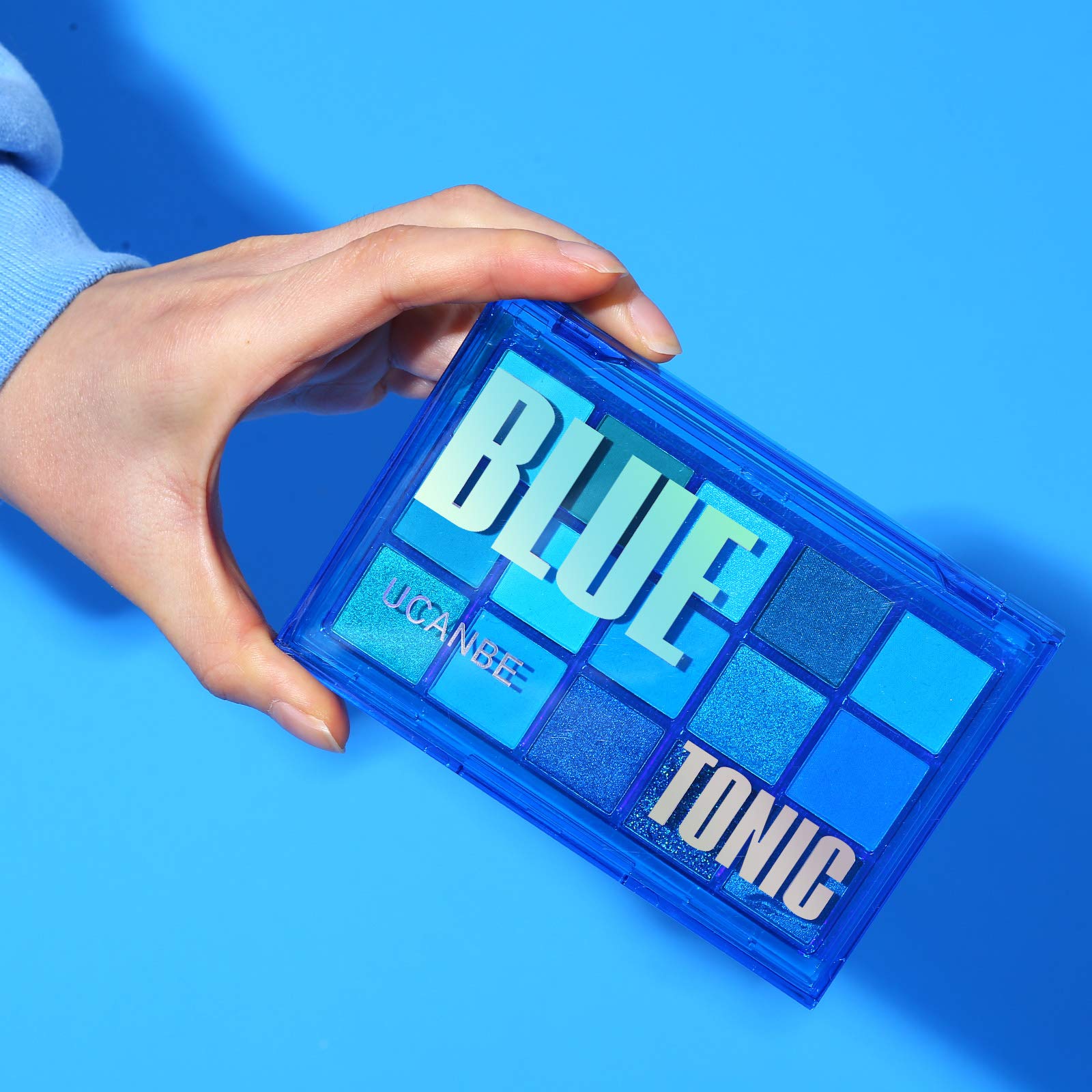 UCANBE Application crème douce facilite le maquillage des yeux.