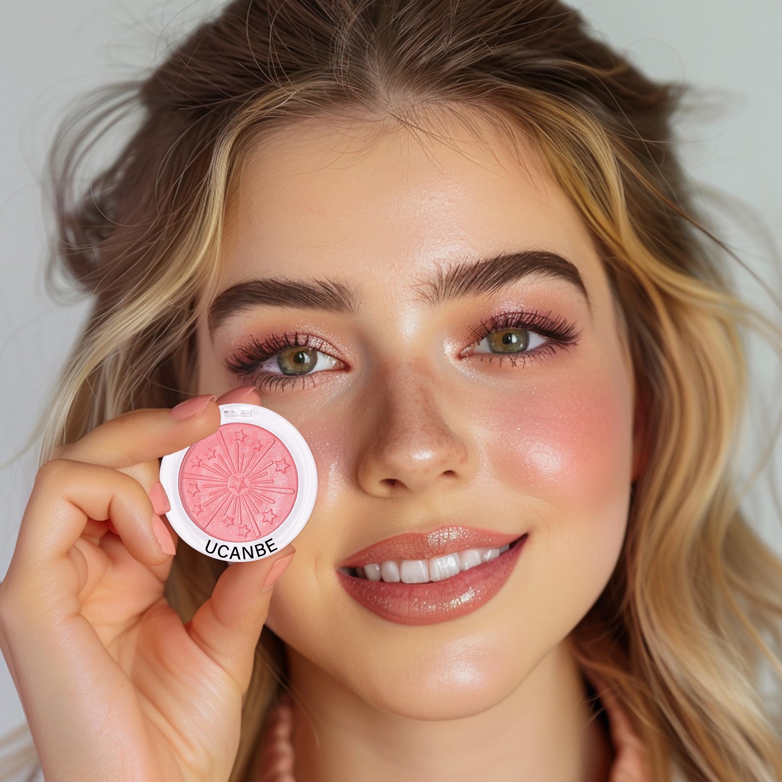 Pinceau estompe avec le blush UCANBE pour une fusion naturelle