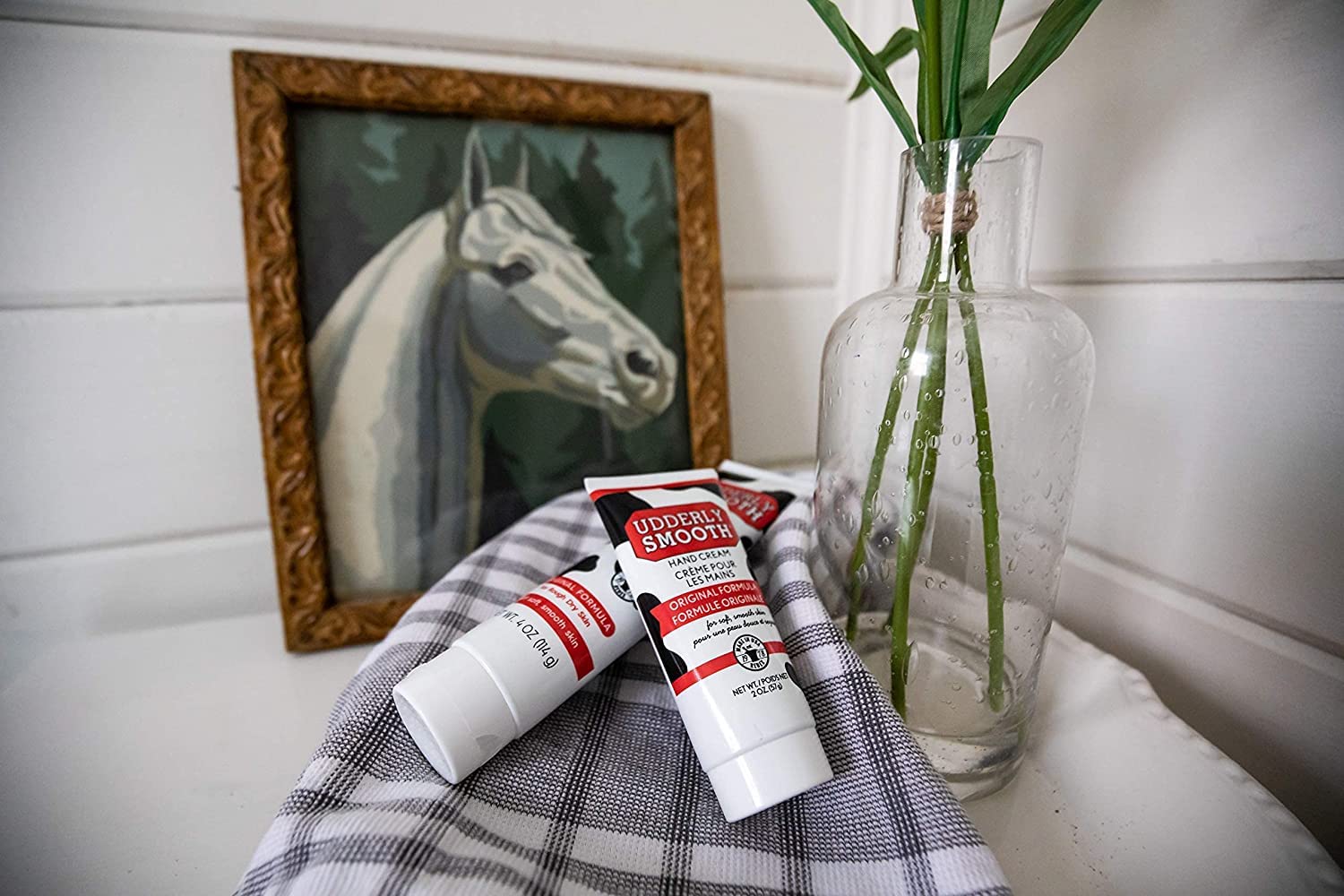 Crème Udderly Smooth appliquée sur les mains et le corps, soin hydratant