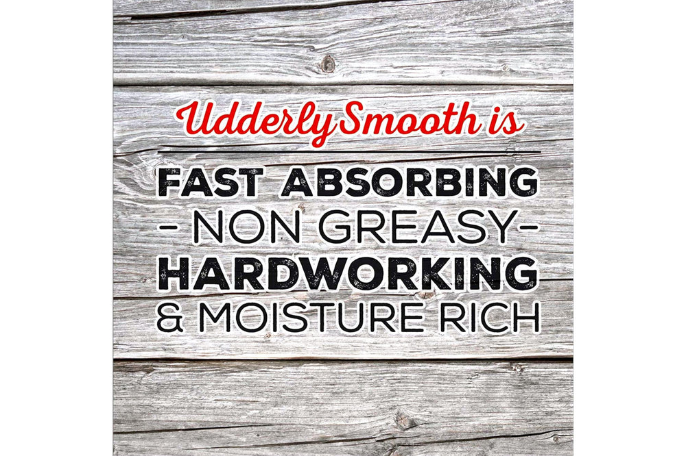 Emballage élégant de la crème pour pieds Udderly Smooth sur table de bain.