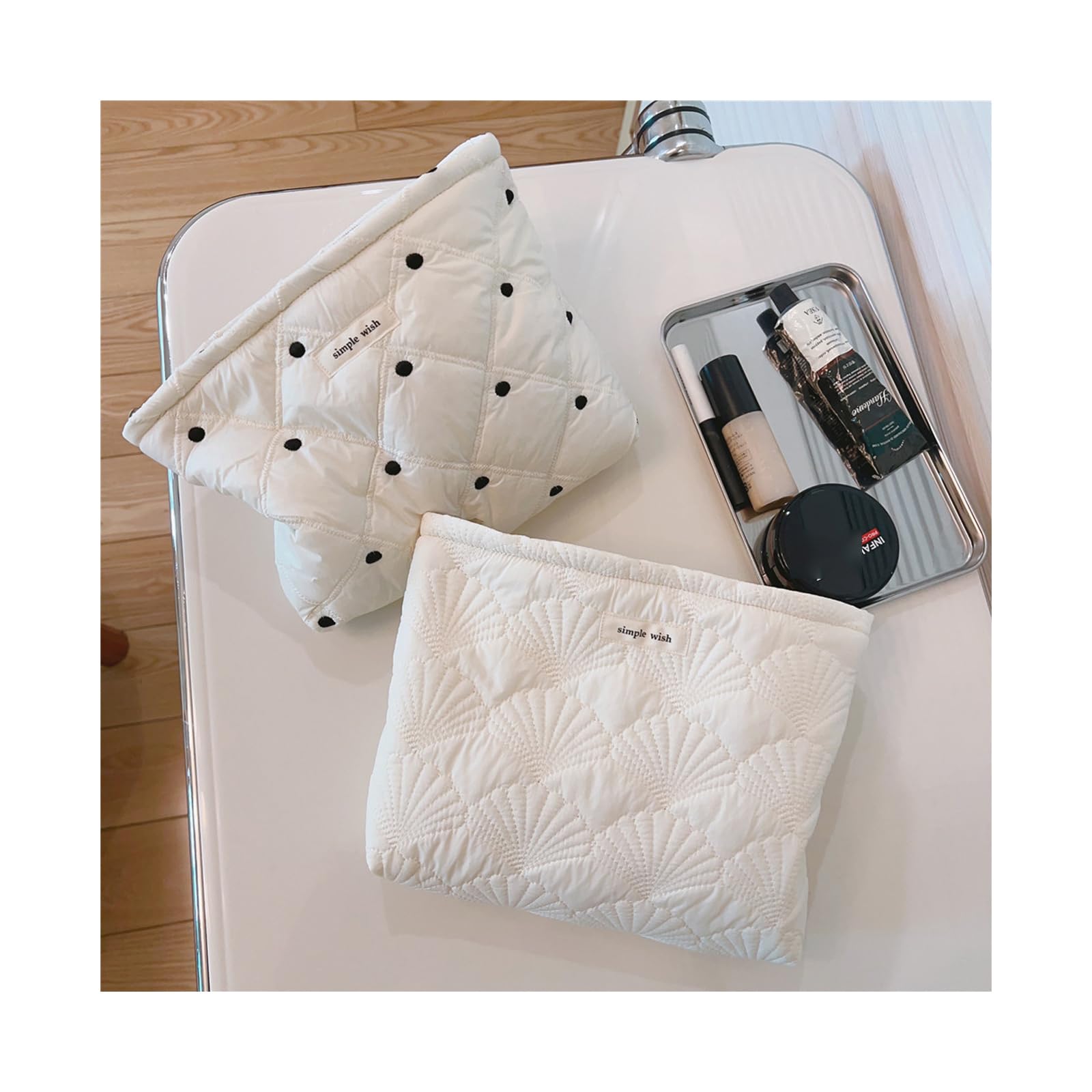 Compartiments multifonctions pour maquillage, soins et petits accessoires.