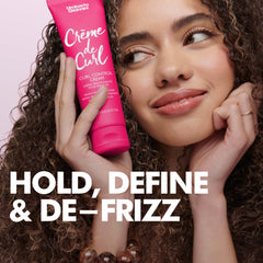 Umberto Giannini Creme De Curl – texture crème légère facilitant l’application pour boucles définies.