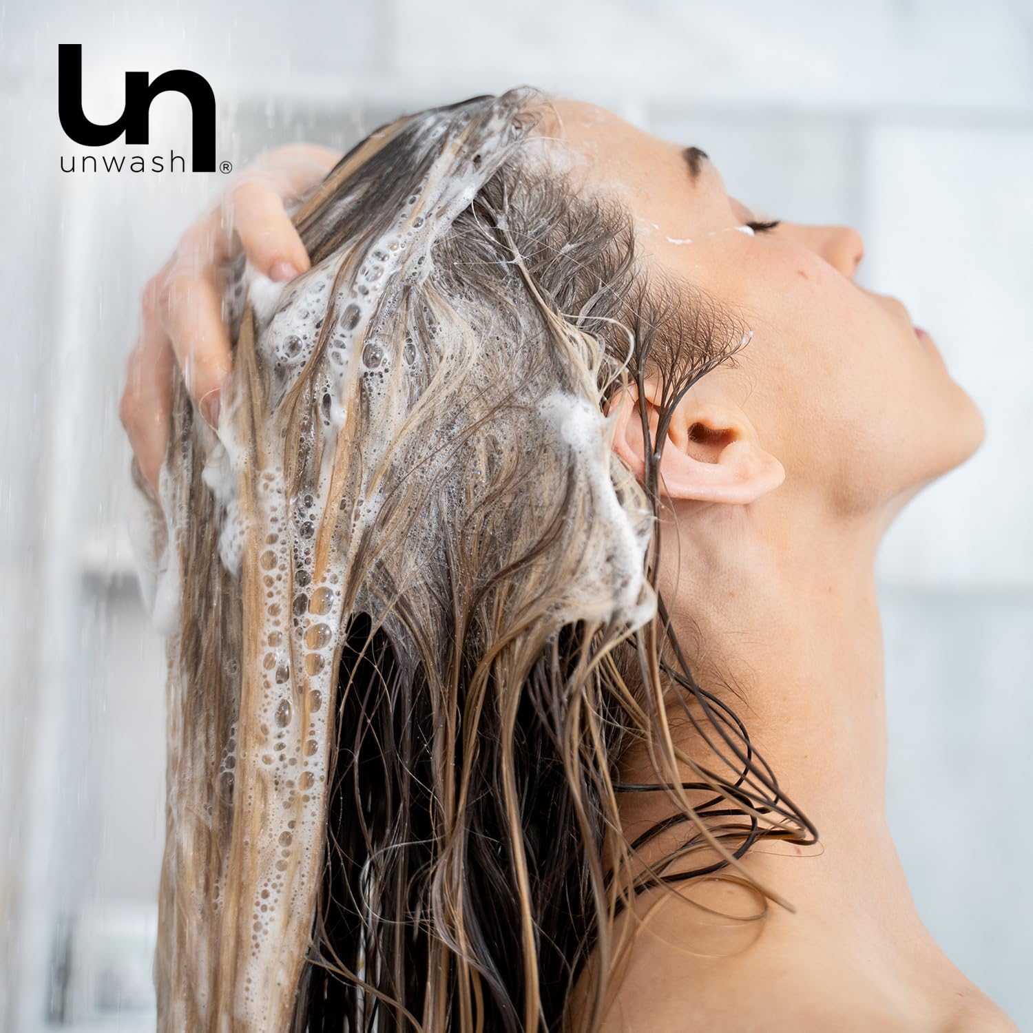 Unwash Anti Résidu – usage quotidien du produit démontré sur cheveux.