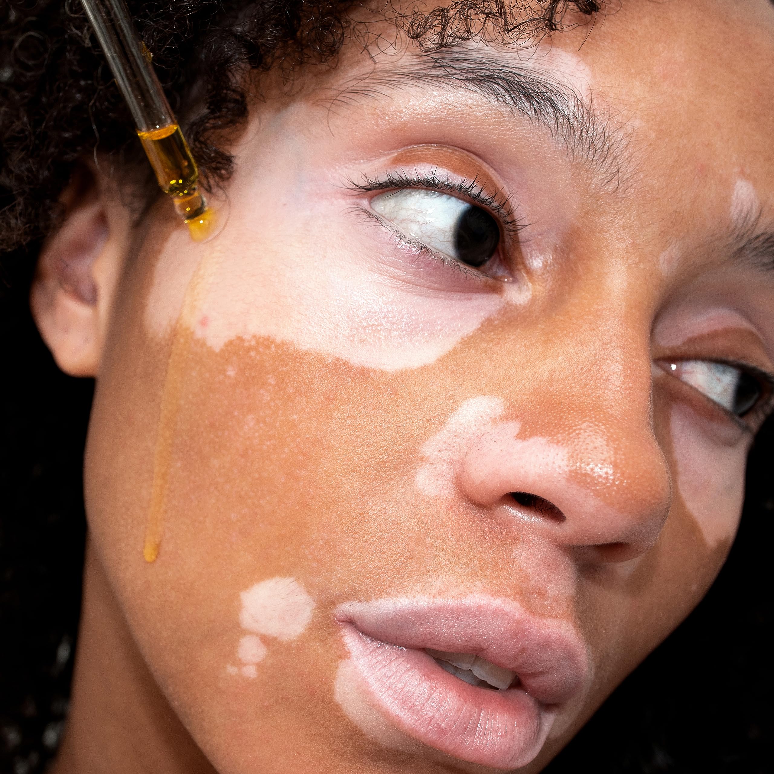 UPCIRCLE sérum application sur peau démontrant absorption rapide