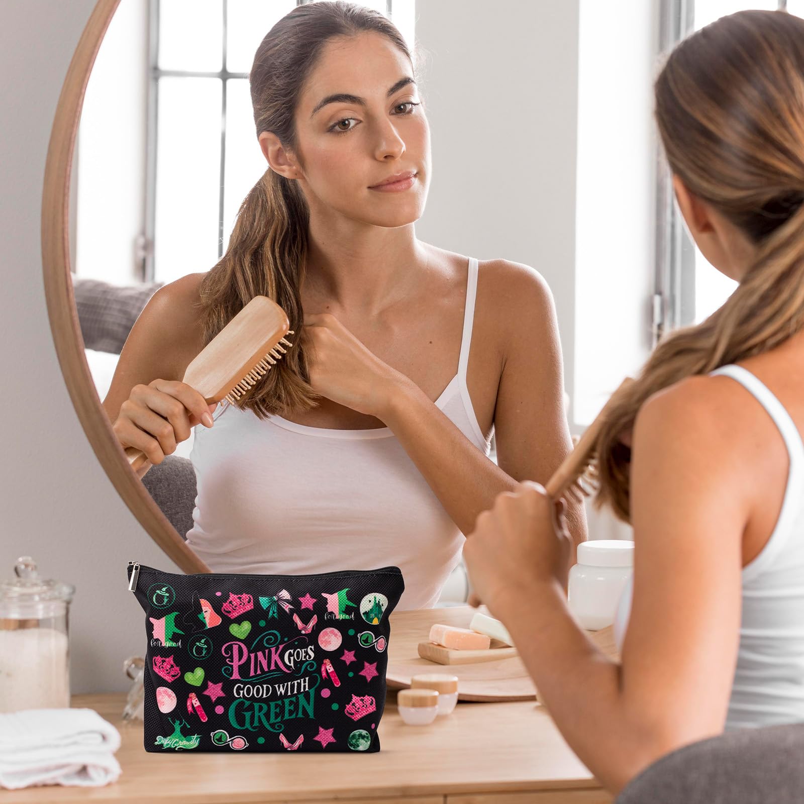 UpfurMach sac cosmétique motifs couronnes, lunes et étoiles sur fond rose et vert.