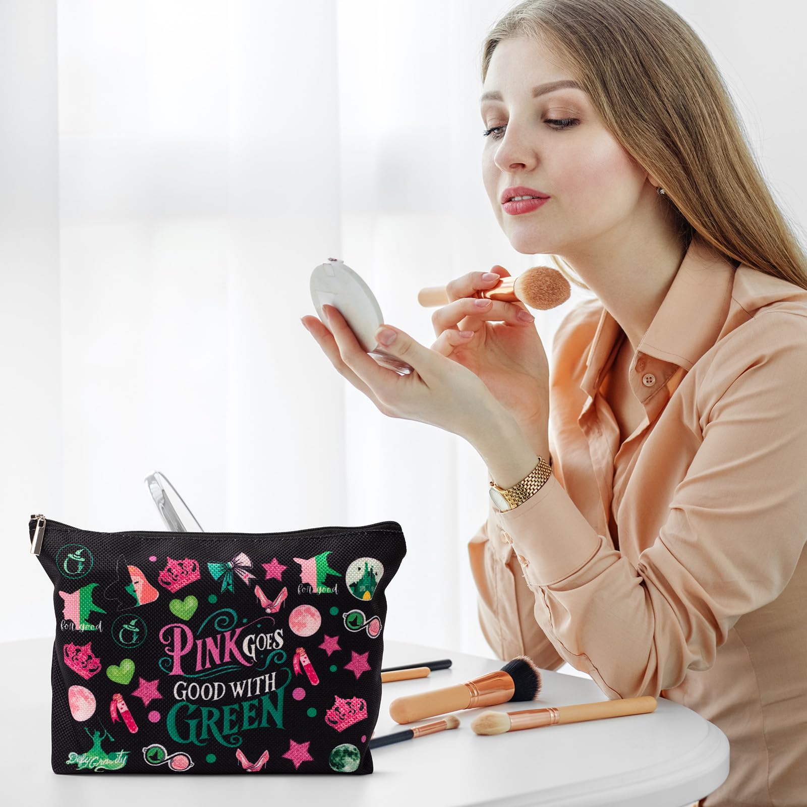 UpfurMach sac cosmétique compact et portable, facile à glisser dans un sac à main.