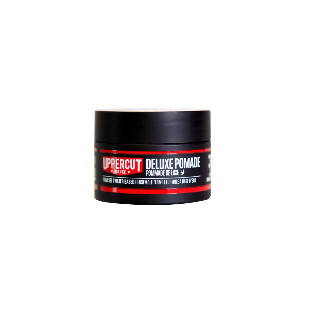 Coiffage brillant et tenue maîtrisée grâce à la Deluxe Pomade.