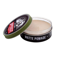 Texture crème légère de la pomade Uppercut Deluxe pour un coiffage précis.