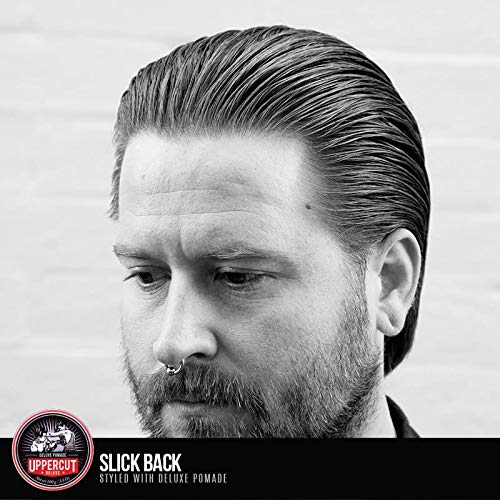 Uppercut Deluxe Pomade : référence professionnelle, approuvée par des barbiers du monde entier.