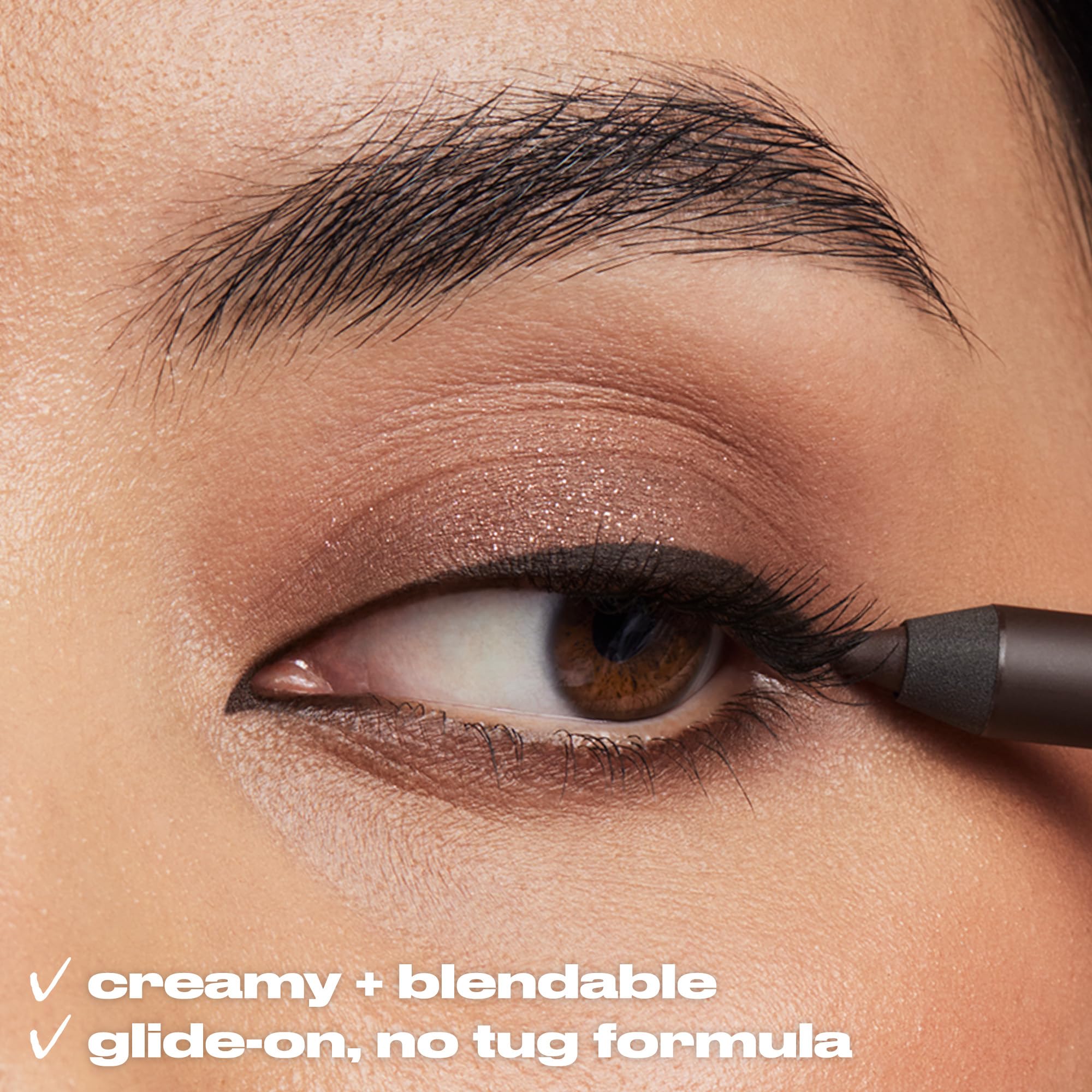 Application douce sur la ligne des cils avec Urban Decay 24/7 Glide-On