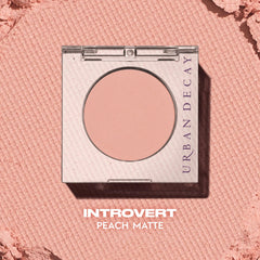 Teinte Introvert Pêche Mat d'Urban Decay: fini mat et pigment durable.