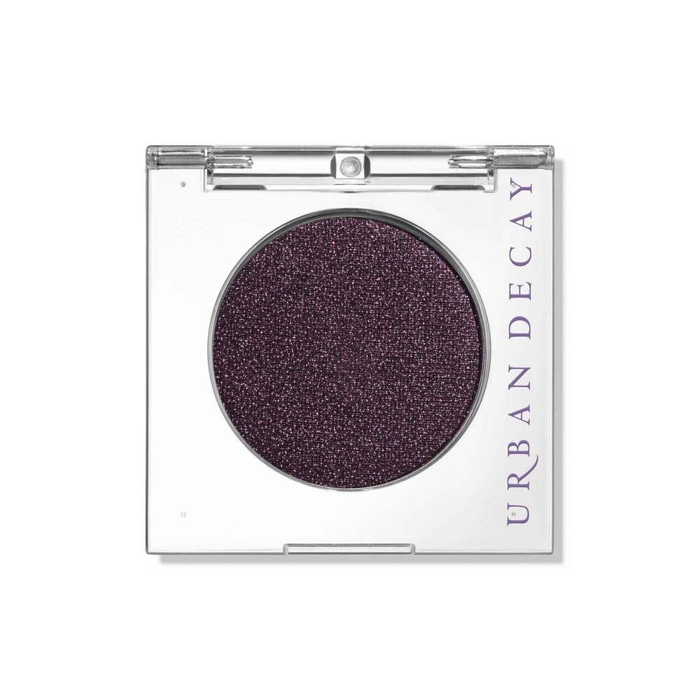 Urban Decay 24/7 Ride: ombre brun profond avec reflets violets pour un regard captivant.